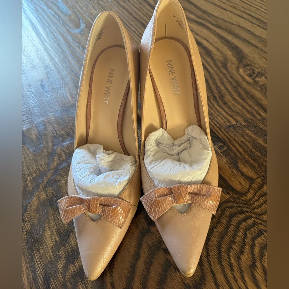Nine West bow pumps